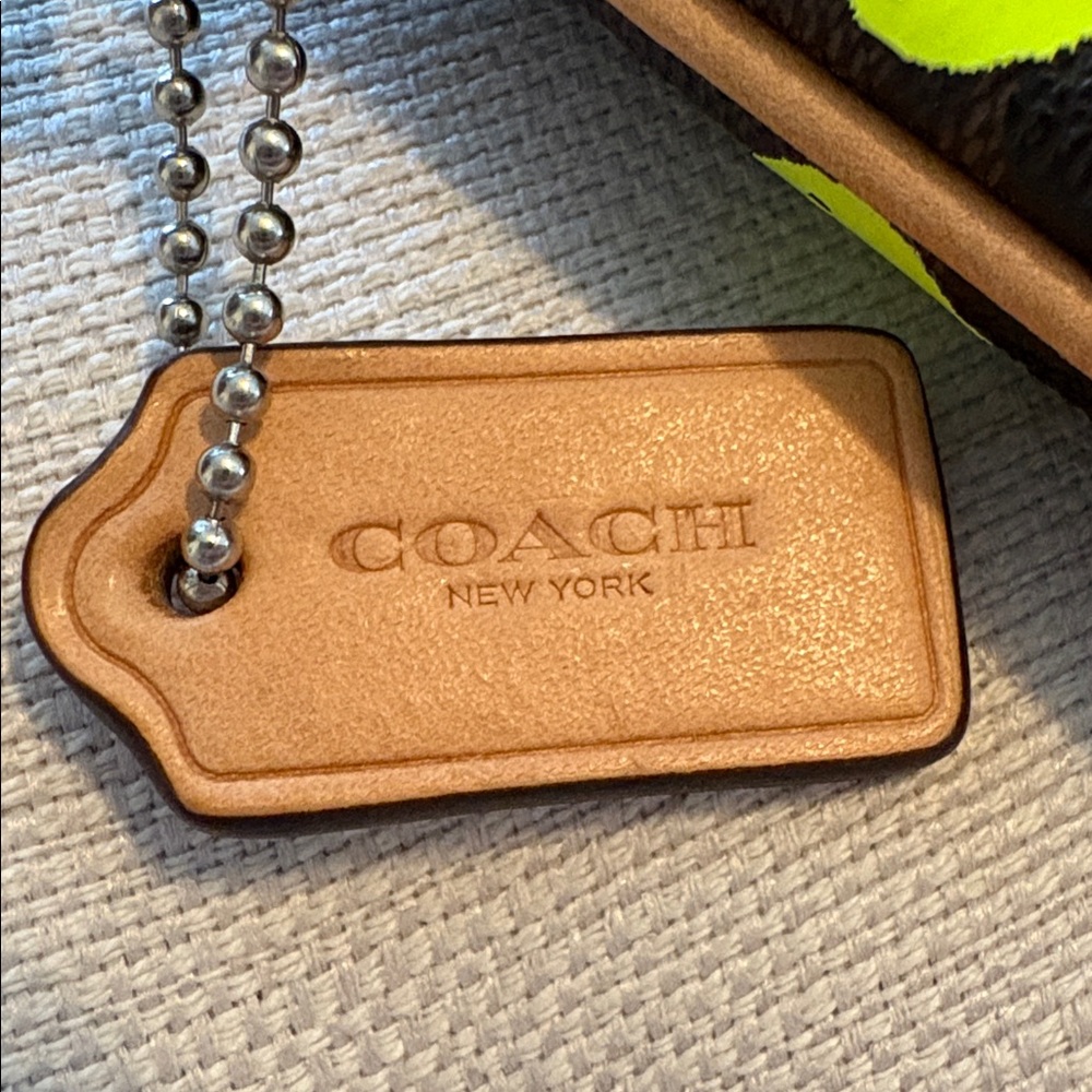 COACH signature wristlet pebbled leather neon green dots - Picture 4 of 9
